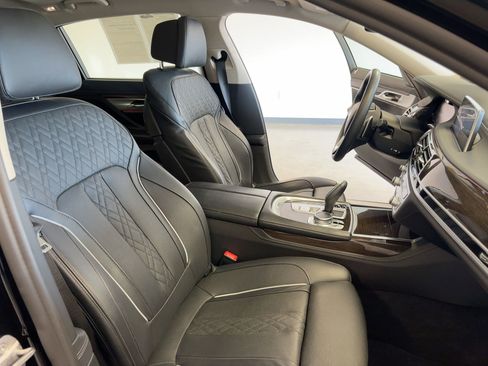 Certified 2022 BMW 740i xDrive w/ Premium Package image 31