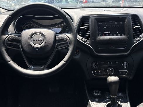 Used 2019 Jeep Cherokee Latitude Plus AWD/4WD image 4