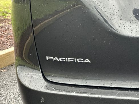 Used 2024 Chrysler Pacifica Touring-L image 32