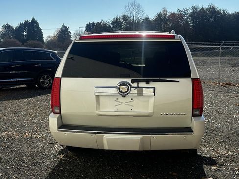 Used 2011 Cadillac Escalade ESV Premium image 7