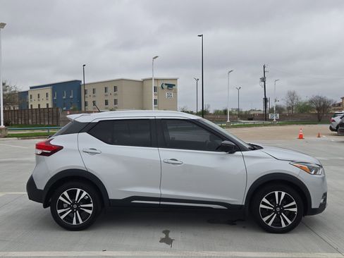 Used 2018 Nissan Kicks SR image 2