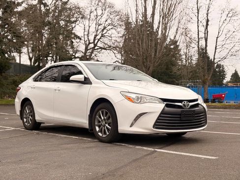 Used 2016 Toyota Camry LE image 7