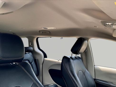Used 2022 Chrysler Pacifica Touring-L FWD image 14