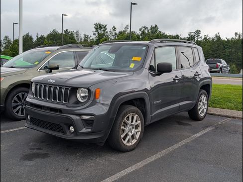 Used 2023 Jeep Renegade Latitude w/ Sun/Sound Group AWD/4WD image 4
