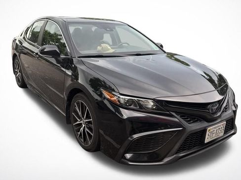 Used 2021 Toyota Camry SE w/ Cold Weather Package FWD image 2