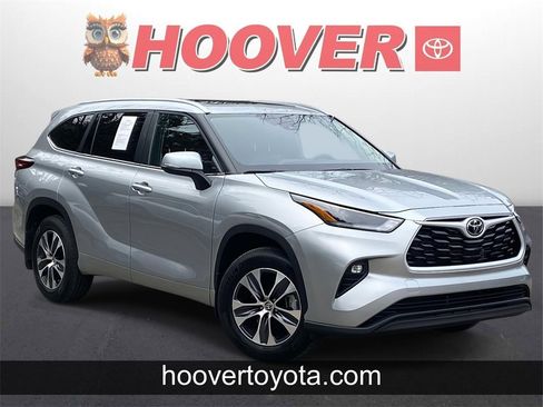 Used 2025 Toyota Highlander XLE image 1
