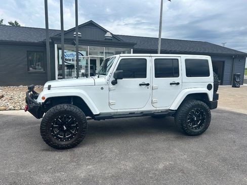 Used 2013 Jeep Wrangler Unlimited Sahara w/ Connectivity Group AWD/4WD image 5