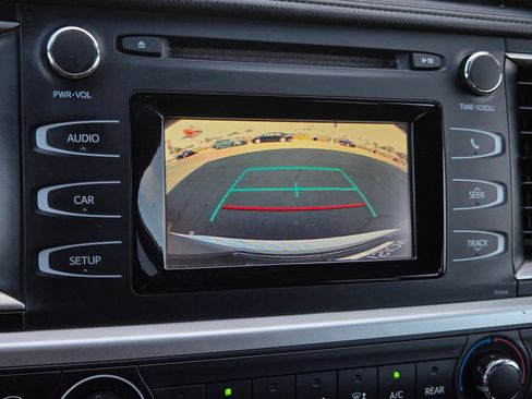 Certified 2018 Toyota Highlander LE w/ Carpet Mat Package (TMS) FWD image 16