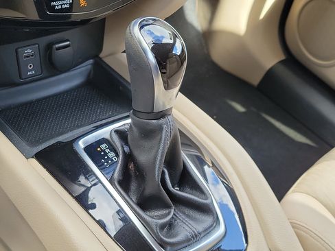 Used 2017 Nissan Rogue SV FWD image 29