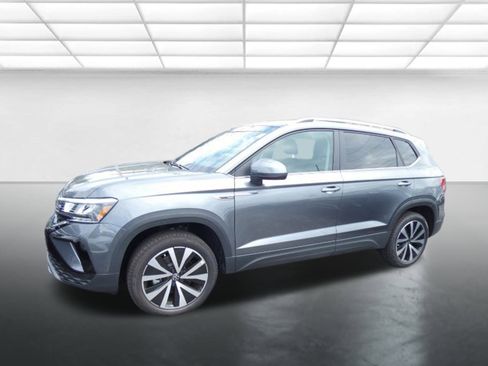 New 2024 Volkswagen Taos SE image 2