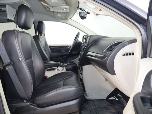 Used 2013 Chrysler Town & Country Touring FWD image 10