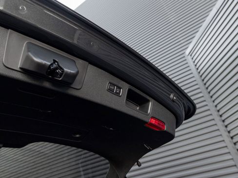 Certified 2025 Porsche Macan AWD/4WD image 29