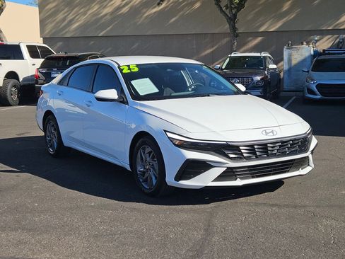 Used 2025 Hyundai Elantra Blue image 3