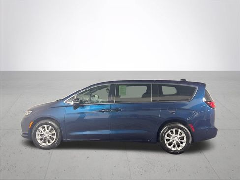 Certified 2025 Chrysler Pacifica Select AWD/4WD image 10