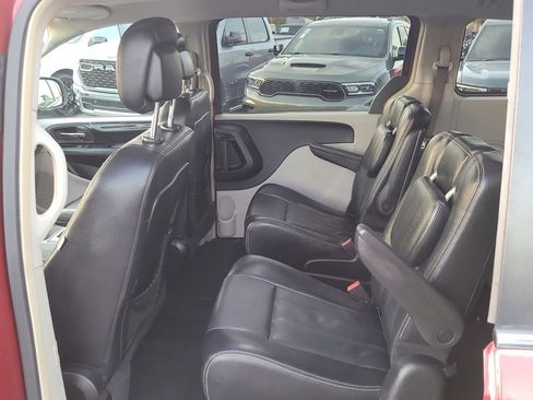 Used 2015 Chrysler Town & Country Touring image 10