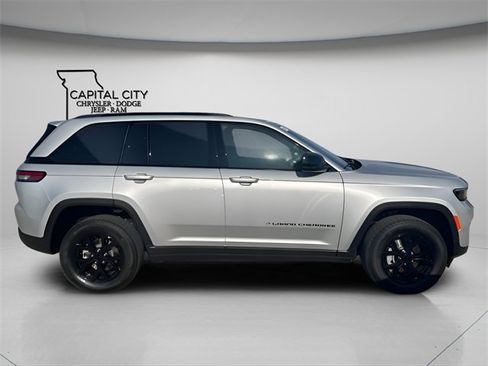 New 2025 Jeep Grand Cherokee Altitude image 10