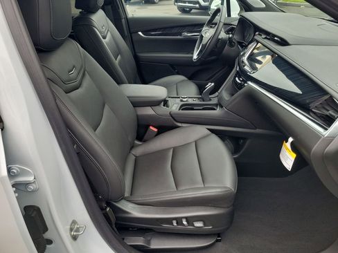 Used 2025 Cadillac XT6 Premium Luxury w/ Technology Package FWD image 27