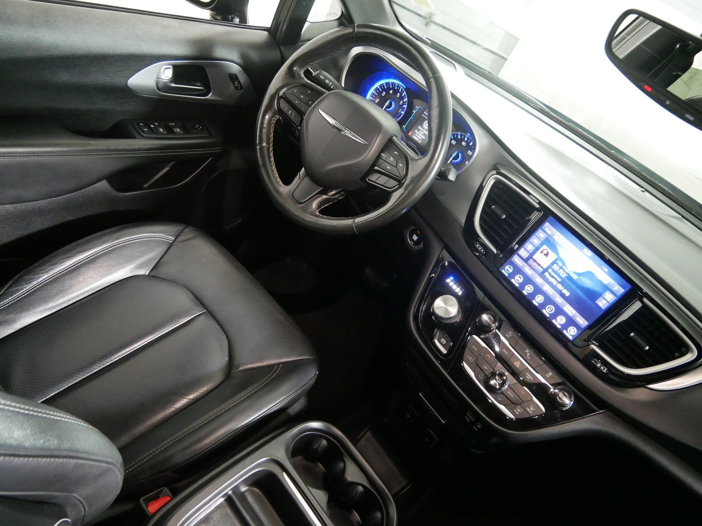 Used 2020 Chrysler Pacifica Touring-L FWD image 9