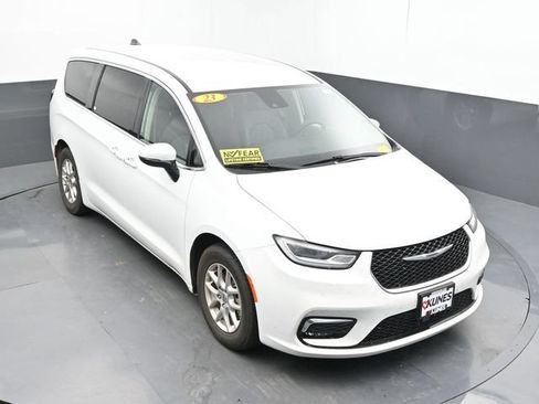 Used 2023 Chrysler Pacifica Touring-L FWD image 21