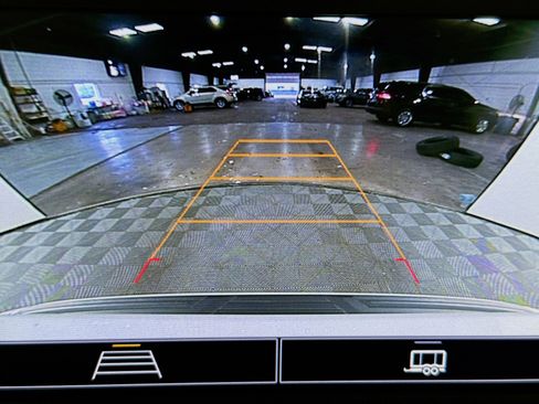 Used 2021 Chevrolet Suburban 2WD image 18