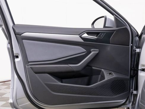 Used 2025 Volkswagen Jetta SE image 9