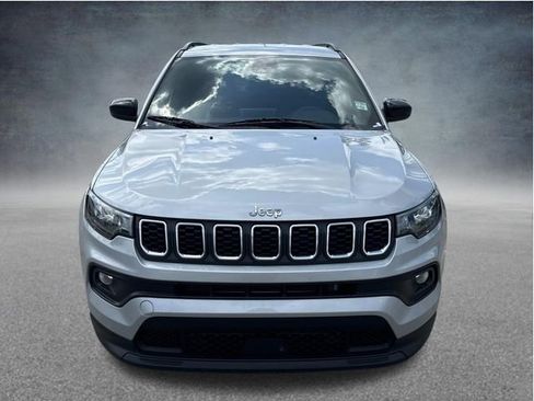 Used 2025 Jeep Compass Latitude AWD/4WD image 2