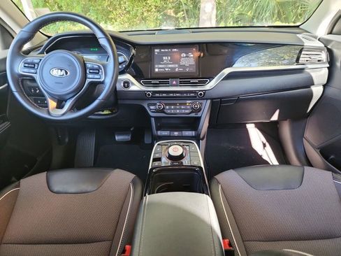 Used 2020 Kia Niro EX image 9