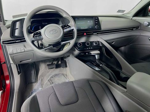 Certified 2024 Hyundai Elantra SE image 9