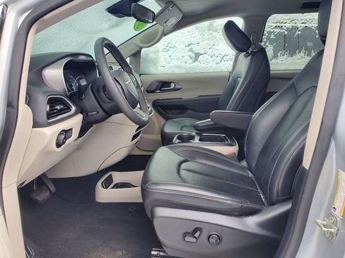 Used 2024 Chrysler Pacifica Touring-L FWD image 5