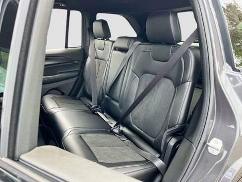 New 2025 Jeep Grand Cherokee Altitude image 23