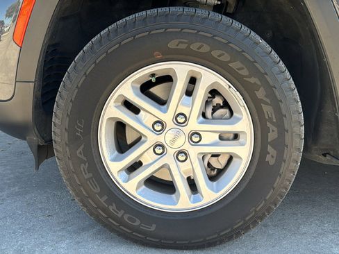 Used 2023 Jeep Grand Cherokee Laredo image 32