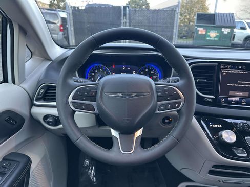 Used 2024 Chrysler Pacifica Touring-L image 10