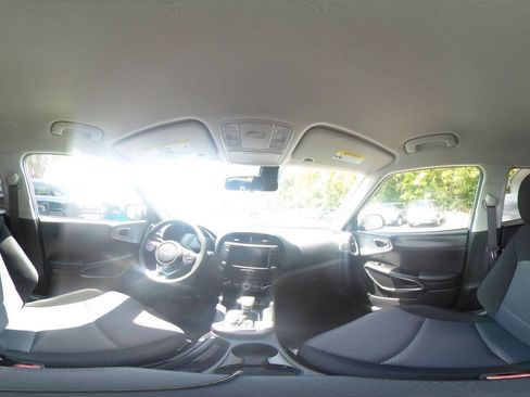 Used 2025 Kia Soul LX w/ LX Technology Package FWD image 37