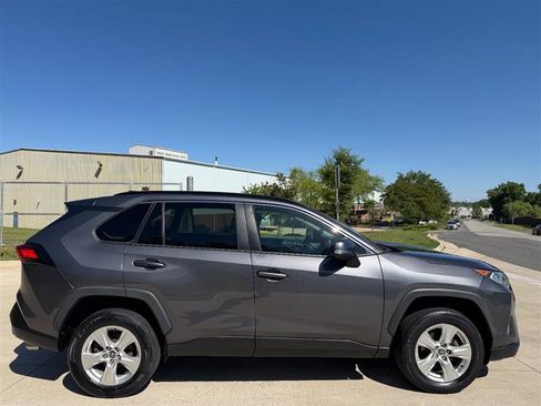 Used 2021 Toyota RAV4 XLE AWD/4WD image 9