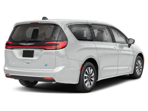 Used 2024 Chrysler Pacifica Limited FWD image 2