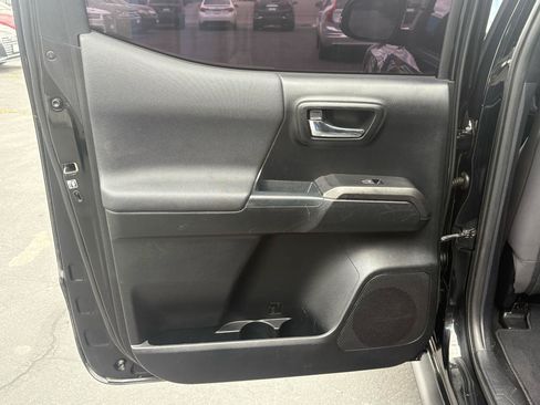 Used 2017 Toyota Tacoma TRD Sport AWD/4WD image 26