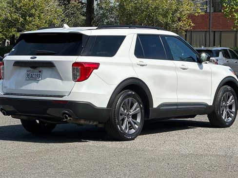 Certified 2022 Ford Explorer XLT w/ Equipment Group 202A image 3