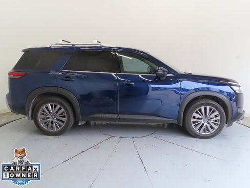 Used 2023 Nissan Pathfinder SL w/ SL Premium Package FWD image 2