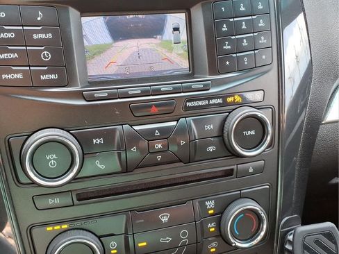 Used 2017 Ford Explorer XLT FWD image 11
