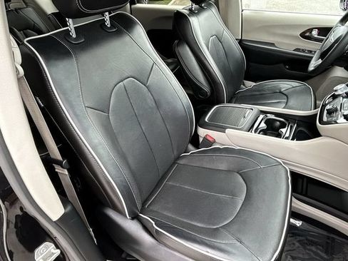 Used 2023 Chrysler Pacifica Limited FWD image 11