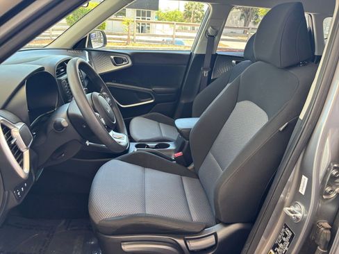 Used 2025 Kia Soul LX w/ LX Technology Package FWD image 35