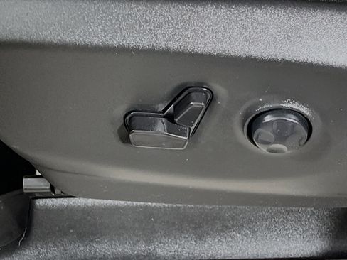 Used 2024 Chrysler Pacifica Touring-L FWD image 16