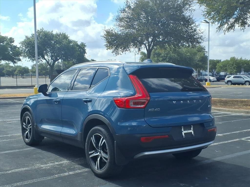 Used 2023 Volvo XC40 B4 Core w/ Convenience Package FWD image 7