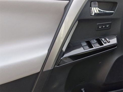 Used 2016 Toyota RAV4 Limited image 12