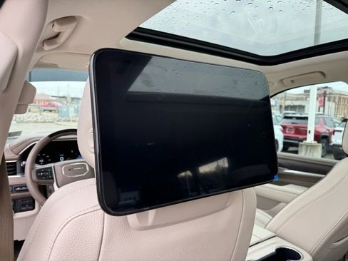 Used 2024 GMC Yukon XL Denali w/ Advanced Technology Package image 14