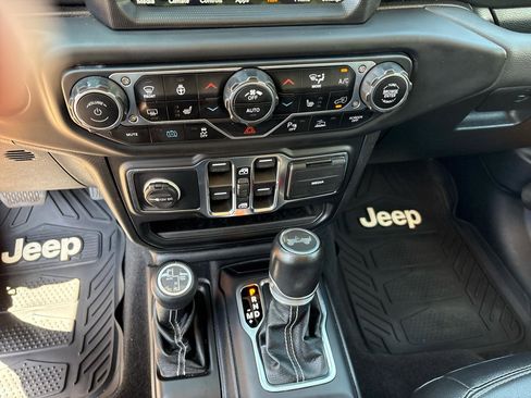 Used 2021 Jeep Wrangler Unlimited Sahara w/ Cold Weather Group AWD/4WD image 24