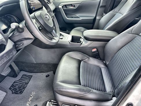 Used 2025 Toyota RAV4 XSE AWD/4WD image 24