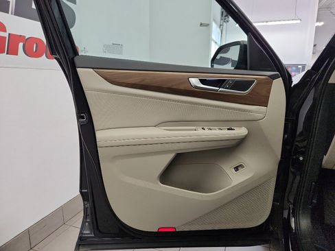 Certified 2025 Volkswagen Atlas SE w/ Panoramic Sunroof Package image 8