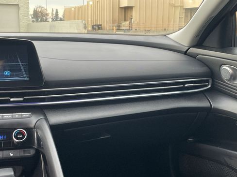 Used 2025 Hyundai Elantra Limited image 34