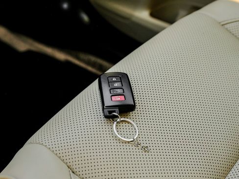 Used 2019 Toyota Highlander Limited FWD image 68